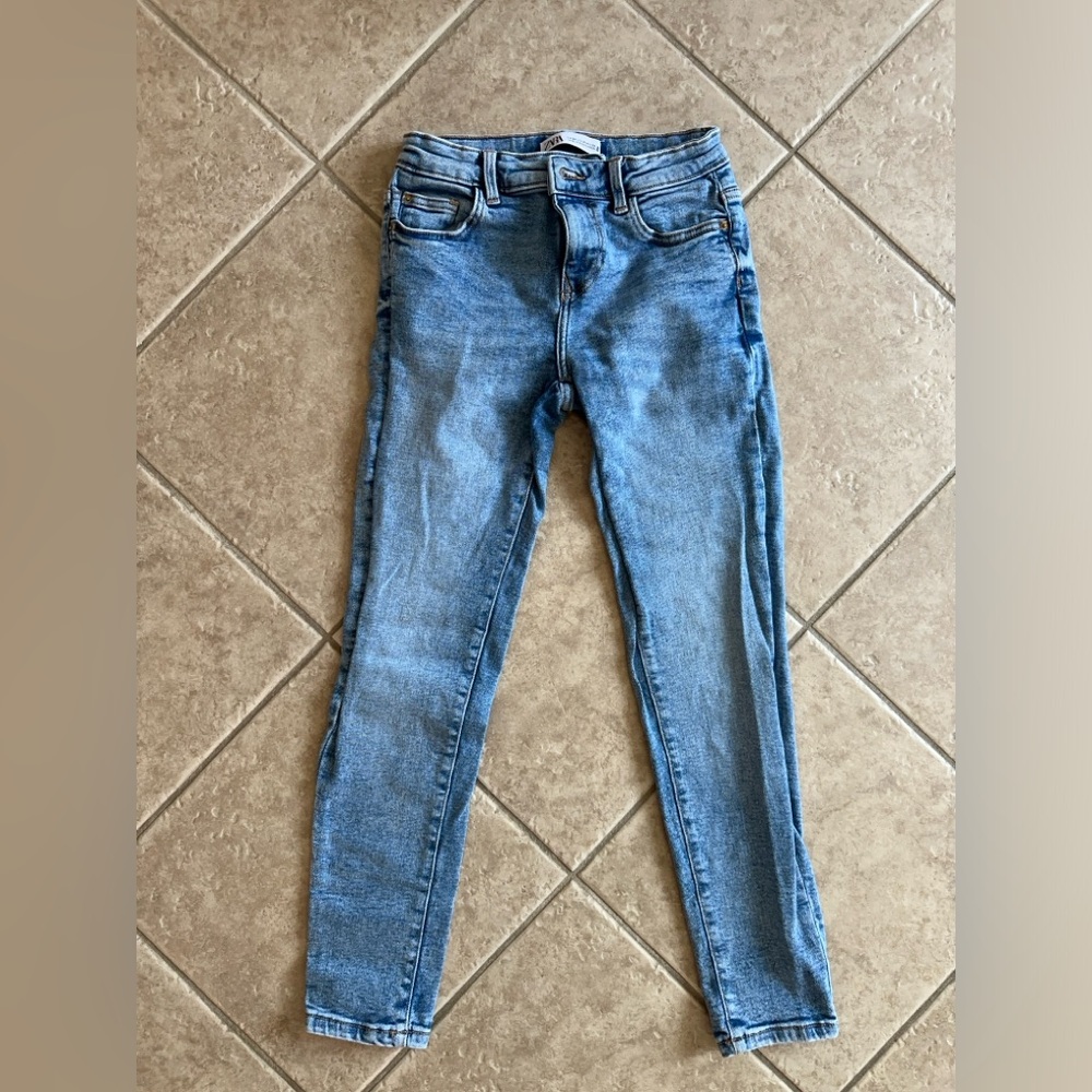 ZARA Light-Wash Blue Mom Jeans | Mid-Rise